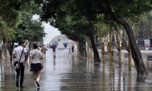 Una pareja pasea bajo una fina lluvia en el Paseo del Prado en La Habana, Cuba, el 15 de febrero de 2013.