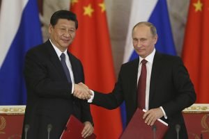 FET288 MOSCÚ (RUSIA) 22/03/2013.- El presidente ruso Vladimir Putin (dcha) y el presidente chino, Xi Jinping (izda), se reúnen en el Kremlin de Moscú (Rusia) hoy, viernes 22 de marzo de 2013. El nuevo presidente chino, Xi Jinping, destacó hoy que las relaciones con Rusia están en el mejor momento de su historia al reunirse con el jefe del Kremlin, Vladímir Putin. EFE/Sergei Ilnitsky