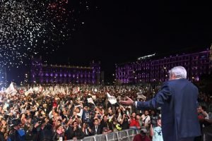 Newly elected Mexico's President Andres Manuel Lopez Obrador, running for "Juntos haremos historia" party, cheers his supporters at the Zocalo Square after winning general elections, in Mexico City, on July 1, 2018. / AFP PHOTO / ALFREDO ESTRELLA