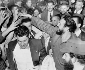 arriba-el-comandante-en-jefe-fidel-castro-al-aeropuerto-internacional-de-washington-recibido-por-roy-r-rubotton-subsecretario-de-estado-y-una-numerosa-multitud-de-personas