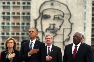 epa05224459 US President Barack Obama (2-L) and US officials lay a wreath for Cuban hero Jose Marti at Revolution Square in Havana, Cuba, 21 March 2016. US President Barack Obama is on an official visit to Cuba from 20 to 22 March 2016; the first US president to visit since Calvin Coolidge 88 years ago. EPA/ALEJANDRO ERNESTO
